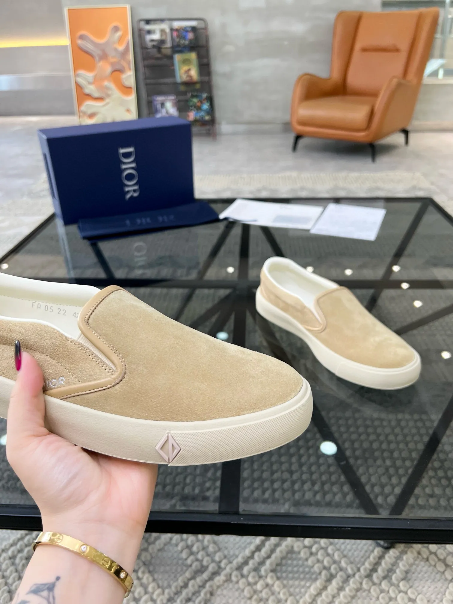 Factory price: 380💰D 🔍Top purchasing agent🇮🇹 Dior's super popular sneakers, popular sneakers, new products are synchronized with the counters. The uppers are imported cowhide from Italy. It is perfectly reproduced with complex craftsmanship that is a must-have for fashionistas. Imported soft water-dyed cowhide lining and foot pads Sole: The original sole is specially provided by the original factory, the exclusive movable molded sole is super comfortable, the original factory follows the order, 🔍🔍high quality, you can enter and exit the counter at will, welcome to compare, the code number is 39-44 (38 45 can be ordered)